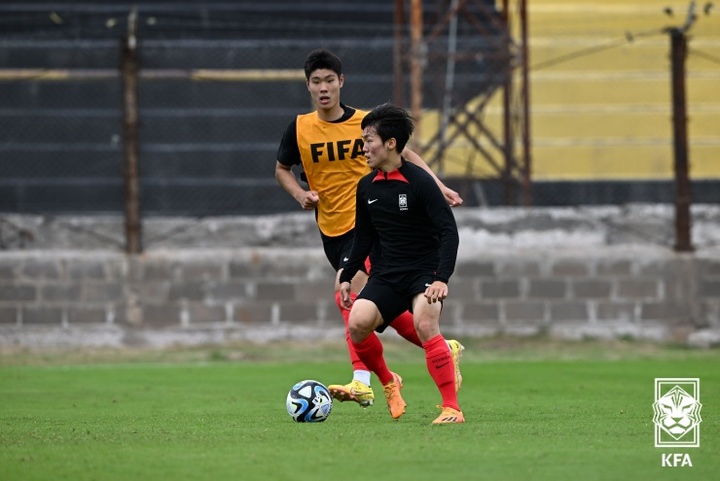 [서울=뉴시스]미드필더 강상윤이 훈련 도중 패스할 곳을 찾고 있다.. 2023.06.01. (사진=대한축구협회 제공) *재판매 및 DB 금지