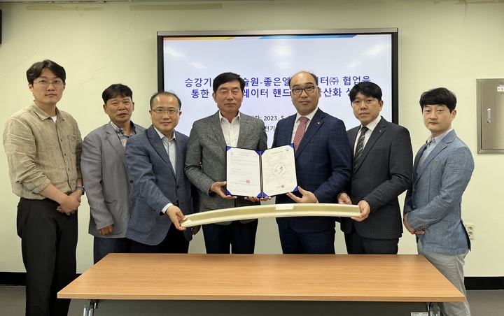 [진주=뉴시스] KoELSA의 승강기안전기술원의 기술지원으로 좋은엘리베이터(주)가 에스컬레이터 핸드레일 국산화에 성공했다. *재판매 및 DB 금지