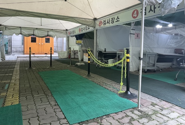 [대구=뉴시스] 정재익 기자 = 1일 오전 대구 북구보건소 코로나19 선별진료소가 한산한 모습을 보이고 있다. jjikk@newsis.com *재판매 및 DB 금지