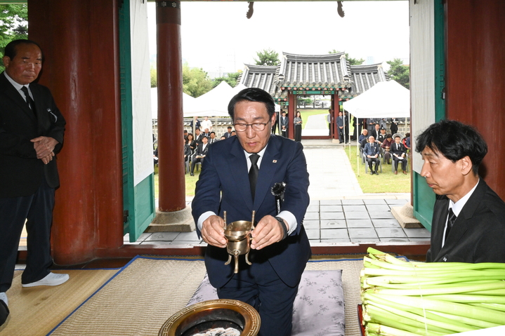 [홍성=뉴시스] 병오홍주의병 장사공 순의 제117주년 제향이 1일 홍성군 주관으로 홍주의사총에서 거행된 가운데 이용록 군수가 잔을 올리고 있다. *재판매 및 DB 금지