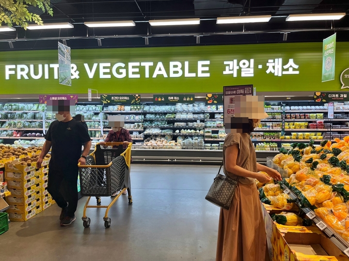 [뉴시스=천안]충남 천안시 한 대형마트에 물건 구입을 위해 방문한 시민들 대부분이 마스크로 착용하고 매장을 둘러보고 있다.2023.06.01.spacedust1@newsis.com *재판매 및 DB 금지