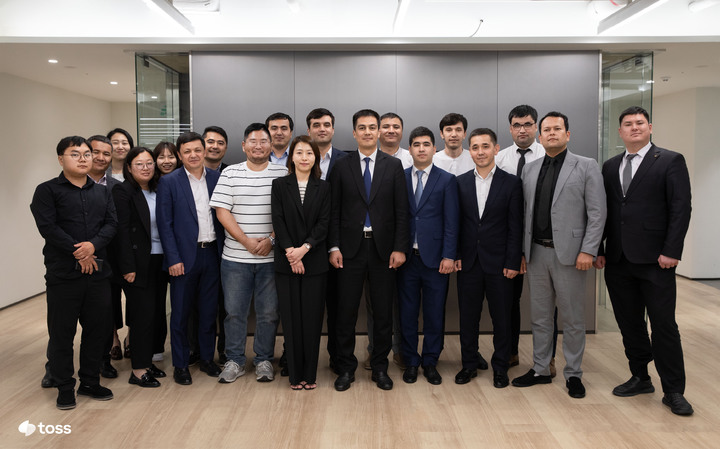 [서울=뉴시스]우즈베키스탄 경제정책부처 대표단 , KDI 관계자들이 역삼동 토스 본사에서 윤기열 토스 커뮤니케이션 헤드와 최락현 토스 대출비교 서비스 사업 총괄(가운데)과 함께기념 사진을 촬영하고 있다.(사진=비바리퍼블리카(토스) 제공)2023.06.01 photo@newsis.com *재판매 및 DB 금지