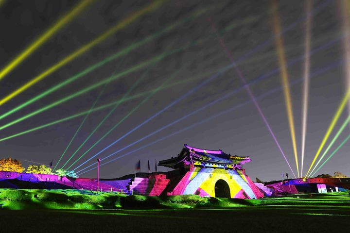 [수원=뉴시스] 수원화성 미디어아트 파일럿 테스트 모습. (사진=수원문화재단 제공) 2023.06.01. photo@newsis.com *재판매 및 DB 금지