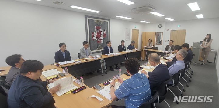 [창원=뉴시스] 홍정명 기자=1일 오후 경남도청 회의실에서 최만림 행정부지사 주재로 의료분야 대학 설치 지역인재 육성을 위한 특별팀 4차 회의가 열리고 있다.(사진=경남도 제공) 2023.06.01. photo@newsis.com