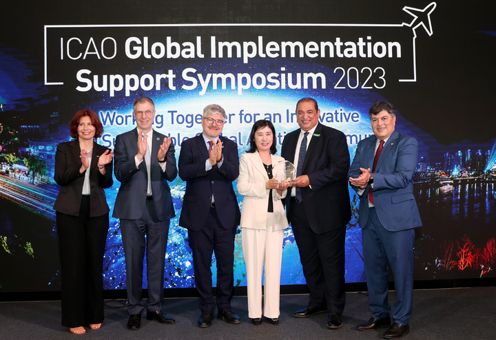 [서울=뉴시스] 홍찬선 기자 = 지난달 31일 서울 콘래드 호텔에서 열린 ‘ICAO 글로벌 이행지원 심포지엄(GISS)’ 행사장에서 이희정 인천공항공사 사장 직무대행이 국제민간항공기구(ICAO), 국제공항협의회(ACI)로부터 ‘세계 최초 ICAO-ACI 공동인증과정 개발기관 인증서’를 수상한 후 ICAO 관계자들과 기념촬영을 하고 있다. 사진 왼쪽부터 라우라 카마스트라 ICAO 교육팀장, 스테픈 크래머 ICAO&nbsp; 항행국장, 후안 카를로스 살라자르 ICAO 사무총장, 이희정 공사 사장 직무대행, 모하메드 라마 ICAO 항공교통국장, 호르헤 바거스 ICAO 기술협력국장. 2023.06.01.(사진=인천공항공사 제공) photo@newsis.com *재판매 및 DB 금지