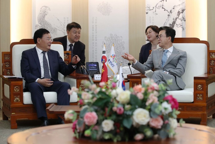 [홍성=뉴시스] 유효상 기자 = 김태흠 충남지사가 1일 도청 접견실에서 우호교류협정 체결 중국 조선족자치주인 옌벤주의 후지아푸 당서기를 접견하고 있다. (사진=충남도 제공) 2023.06.01 photo@newsis.com *재판매 및 DB 금지