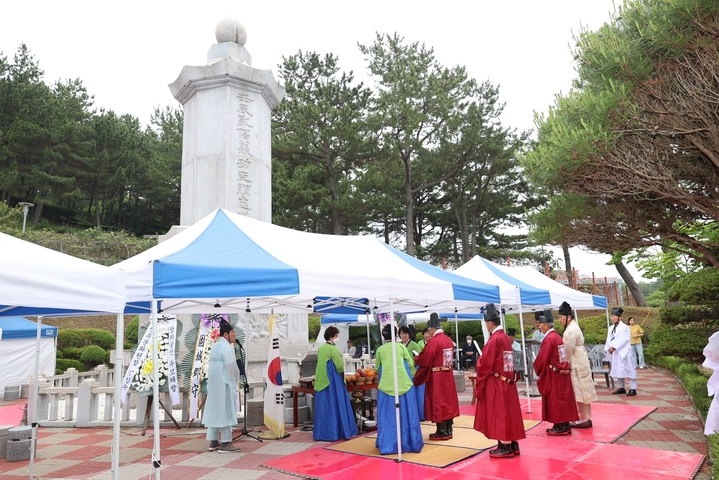 [고성(경남)=뉴시스] 신정철 기자= 경남 고성군은 임진란 431주년이 되는 2023년 6월 1일, 후세들에게 의병 44위의 애국·애민 정신을 선양하기 위해 임진란 창의 공신 추모 제향을 했다.(사진=고성군 제공).2023.06.01. photo@newsis.com *재판매 및 DB 금지