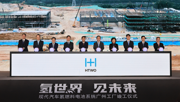 [서울=뉴시스] 1일 중국 광둥성 광저우시 황푸구에서 열린 현대자동차그룹의 수소연료전지 시스템 생산 공장인 '에이치투(HTWO) 광저우' 준공식에 참석한 (왼쪽부터) 밴리밍 광둥성위 비서장, 이혁준 현대차그룹 중국유한공사 전무, 진하이 황푸해관 관장, 강상욱 주광저우대한민국 총영사, 린커칭 광둥성 정협 주석 겸 광저우시 서기, 장재훈 현대차 사장, 리신 광둥성 정협 부주석, 이옥헌 산업통상자원부 국장, 장진숭 광둥성 상무청 청장, 천제 황푸구 서기가 기념사진을 촬영하는 모습. (사진=현대차그룹 제공) 2023.06.01 photo@newsis.com *재판매 및 DB 금지