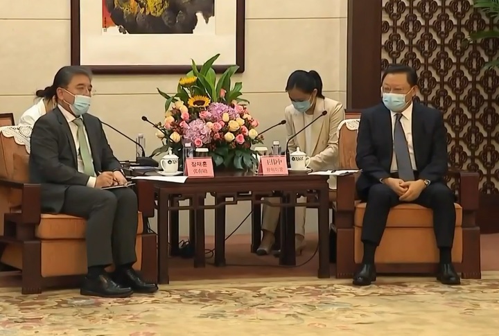 [서울=뉴시스] 장재훈 현대자동차 사장이 지난달 31일 왕웨이중 중국 광둥성 성장과 만나 수소 인프라 구축 협력 방안 등에 대해 이야기를 나누고 있다. (사진=중국 방송 화면 갈무리) 2023.06.01 photo@newsis.com *재판매 및 DB 금지