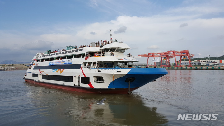 [인천=뉴시스] 인천 경인아라뱃길에서 운항 중인 현대크루즈호 모습. (사진=현대유람선 제공) 