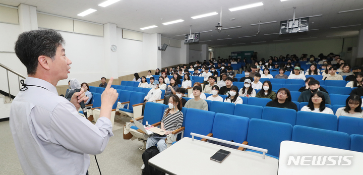 [완주=뉴시스]윤난슬 기자 = 교육부 국립특수교육원 이한우 원장은 1일 모교인 우석대학교를 찾아 특강을 가졌다.2023.06.01.(사진=우석대 제공) 