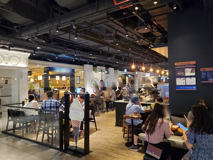 [수원=뉴시스] 이병희 기자 = 코로나19 위기경보 단계가 경계로 하향조정된 1일 낮 12시 경기지역의 한 백화점 카페에 시민들이 음료를 마시고 있다. 2023.06.01 iambh@newsis.com *재판매 및 DB 금지