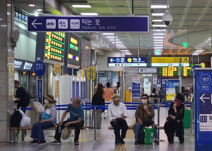 [수원=뉴시스] 양효원 기자 = 코로나19 위기경보 단계가 심각에서 경계로 하향된 1일 오후 수원시 팔달구 수원역을 찾은 시민들이 마스크를 쓰고 있다. 2023.6.1. hyo@newsis.com *재판매 및 DB 금지