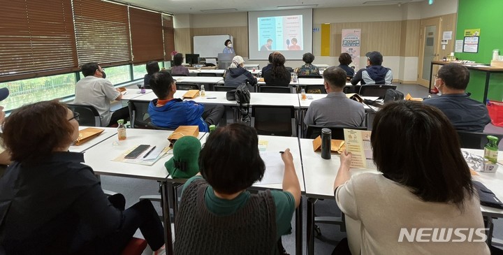 [평택=뉴시스] 평택시 갱년기 극복 정신건강 프로그램 모습 (사진 = 평택시 제공)