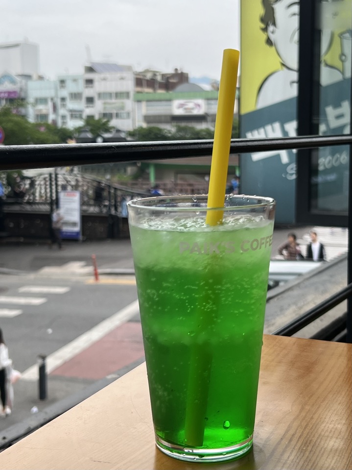 SNS에서 유행하는 레시피를 따라 커스텀한 빽다방 메론소다 *재판매 및 DB 금지