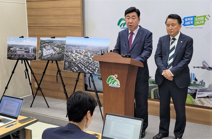 K-바이오 스퀘어 사업계획 설명하는 김영환(오른쪽) 충북지사와 이범석 청주시장 *재판매 및 DB 금지