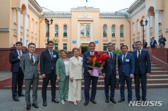 [서울=뉴시스]카자흐스탄을 공식 방문 중인 박진 외교부 장관은 31일(현지시간) 카자흐스탄 알마티 고려극장을 방문해 고려인 동포 간담회를 개최했다. (사진=외교부 제공) 2023.06.01. photo@newsis.com