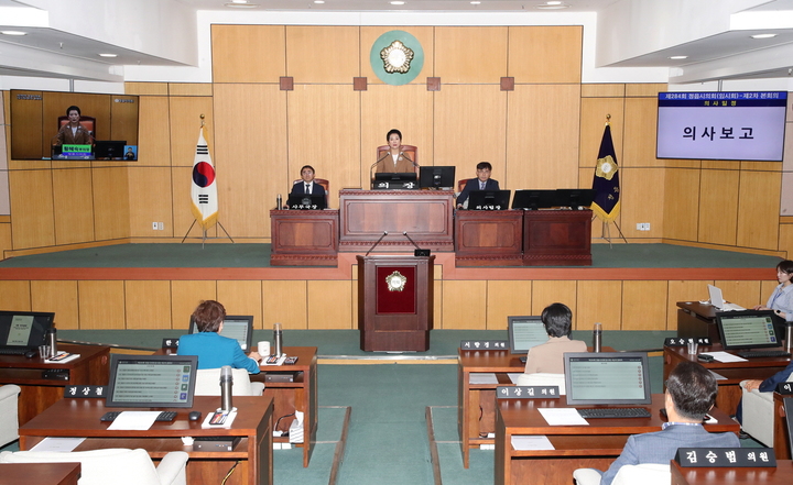 1일 열린 정읍시의회 제284회 임시회 제2차 본회의, 황혜숙 부의장이 의사보고를 하고 있다. *재판매 및 DB 금지