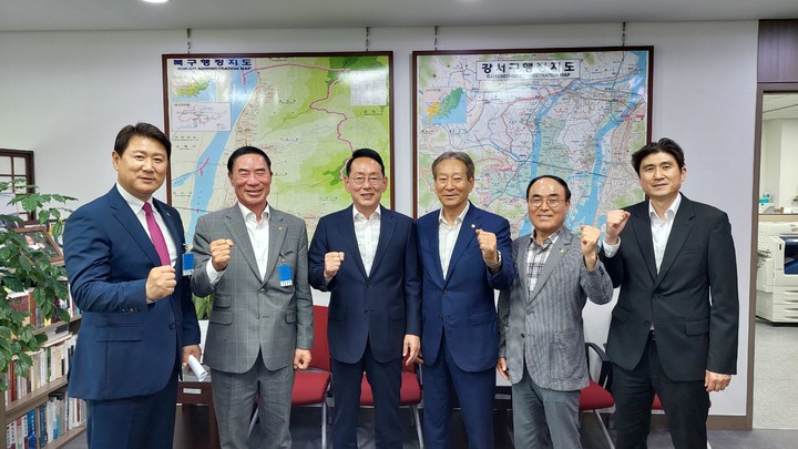 김점두 경북체육회장(오른쪽 세번째) 등 체육회장들이 국회 법제사법위 김도읍 위원장(왼쪽 세번째)에게 국민체육진흥법 일부 개정을 요청했다. (사진=경북체육회 제공)&nbsp; *재판매 및 DB 금지