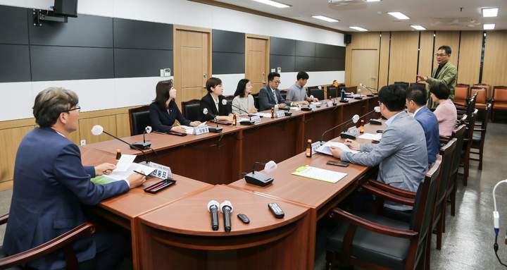 [창원=뉴시스] 강경국 기자 = 경남 창원특례시의회 기후위기·그린뉴딜정책연구회(대표의원 전홍표)가 1일 시의회 소회의실에서 잘피 현황 조사 및 복원 방안 연구용역 중간보고회를 갖고 있다. (사진=창원시의회 제공). 2023.06.01. photo@newsis.com *재판매 및 DB 금지