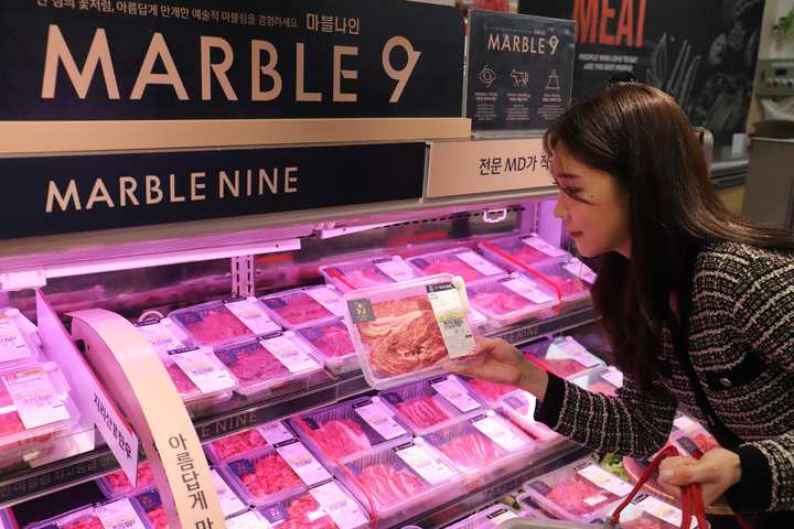 롯데마트 서울역점 축산매장에서 쇼핑하는 고객 모습(사진=롯데마트 제공) *재판매 및 DB 금지