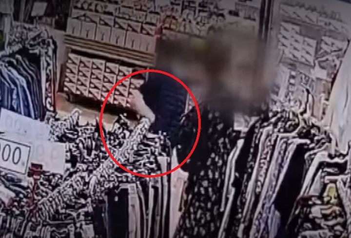한 한국인 여성이 옷 구경 중인 외국인 여성에게 발길질하고 달아났다. 사진 미국 온라인 커뮤니티 '레딧' 캡처 *재판매 및 DB 금지