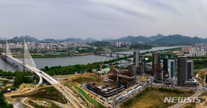 [서울=뉴시스]서울 강동구가 동부수도권 중심으로 나아가기 위해 경제·교통·환경 분야별 핵심전략을 제시한다고 1일 밝혔다. 고덕비즈밸리 현장 사진. (사진=강동구 제공). 2023.06.01. photo@newsis.com