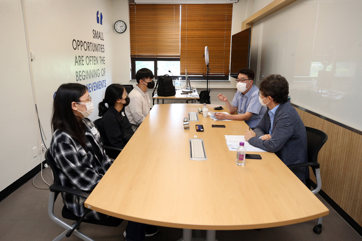 계명대가 2024학년도 수시모집을 대비해 '대학입학정보 박람회'를 개최한다. 사진은 2022년 입학정보박람회에서 심층상담을 진행하고 있다. *재판매 및 DB 금지