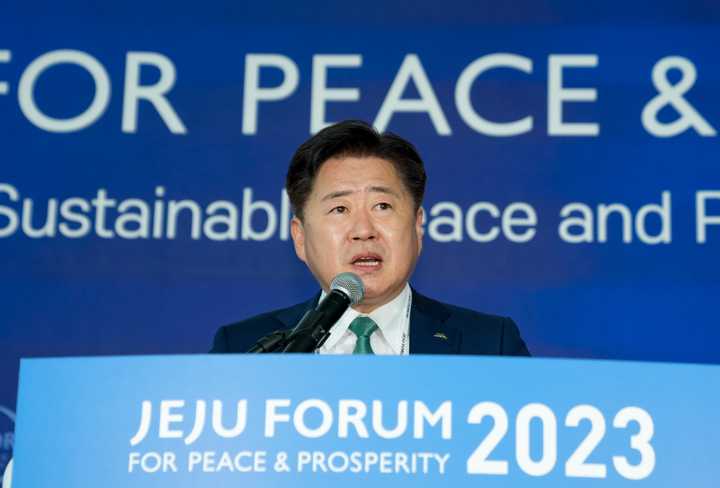 [제주=뉴시스] 오영훈 제주지사가 제18회 평화와 번영을 위한 제주포럼 이틀째인 1일 오후 제주국제컨벤션센터에서 열린 '평화와 번영을 위한 아세안 플러스 알파 비전 공유: 아세안을 넘어 아랍까지' 세션에서 기조연설을 하고 있다. (사진=제주도 제공) 2023.06.01. photo@newsis.com *재판매 및 DB 금지