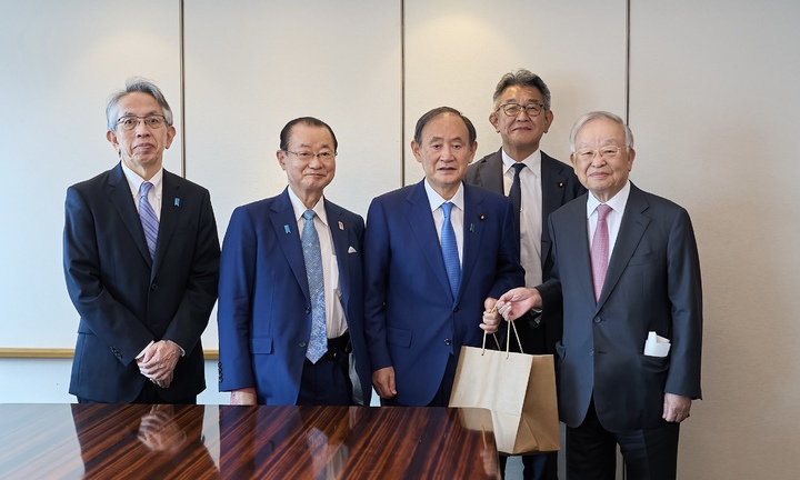 [서울=뉴시스] 1일 서울 중구 을지로 롯데호텔에서 손경식 한국경영자총협회 회장이 스가 요시히데 전 일본 총리와 만나 한일 관계 등에 이야기를 나눴다. 사진은 이날 자리에 함께한 (왼쪽부터) 아이보시 코이치 주한일본대사, 가와무라 다케오 한일친선협회중앙회 회장, 스가 요시히데 전 일본 총리(현 한일의원연맹회장), 다케다 료타 한일의원연맹 간사장(중의원의원) , 손경식 한국경영자총협회 회장. (사진=경총 제공) 2023.06.01 photo@newsis.com *재판매 및 DB 금지