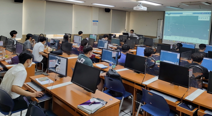 [창원=뉴시스] 홍정명 기자=창원대학교 산학융합기술교육센터의 2022년 경남 스마트공장 인력양성사업 교육 모습.(사진=창원대학교 제공) 2023.06.01. photo@newsis.com *재판매 및 DB 금지