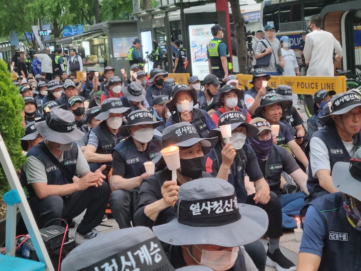 [서울=뉴시스] 김진엽 기자 = 민주노총 건설노조가 1일 오후 서울 중구 파이낸스 빌딩 앞 인도에서 건설 노동자 추모 집회를 진행하고 있다. 2023.06.01 wlsduq123@newsis.com *재판매 및 DB 금지