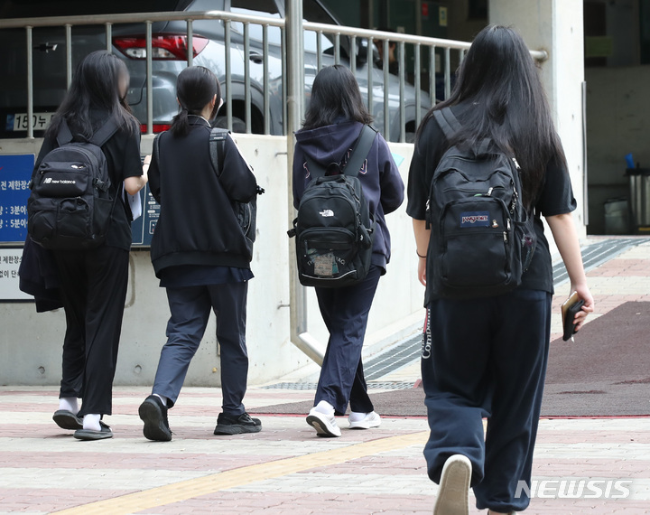 [서울=뉴시스] 서울 영등포구 소재 한 고등학교에서 학생들이 등교하는 모습. (사진=뉴시스 DB) 2023.06.01. photo@newsis.com **위 사진은 기사 내용과 직접적인 관련이 없음