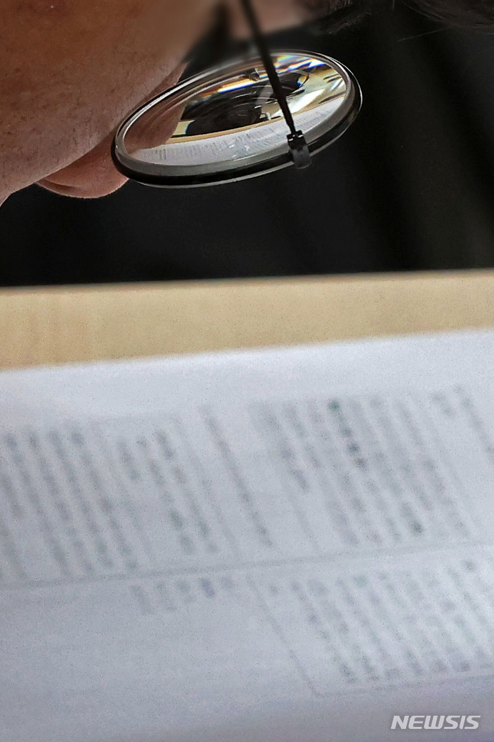 [서울=뉴시스] 사진공동취재단 = 2024학년도 대학수학능력시험 6월 모의평가가 치러진 1일 서울 용산고등학교에서 3학년 학생들이 시험을 준비하고 있다. 2023.06.01. photo@newsis.com