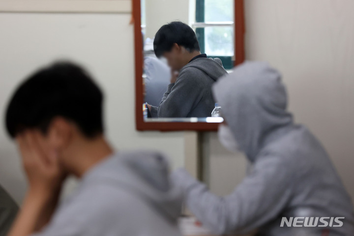 [서울=뉴시스] 사진공동취재단 = 2024학년도 대학수학능력시험 6월 모의평가가 치러진 1일 서울 용산고등학교에서 3학년 학생들이 시험을 준비하고 있다. 2023.06.01. photo@newsis.com