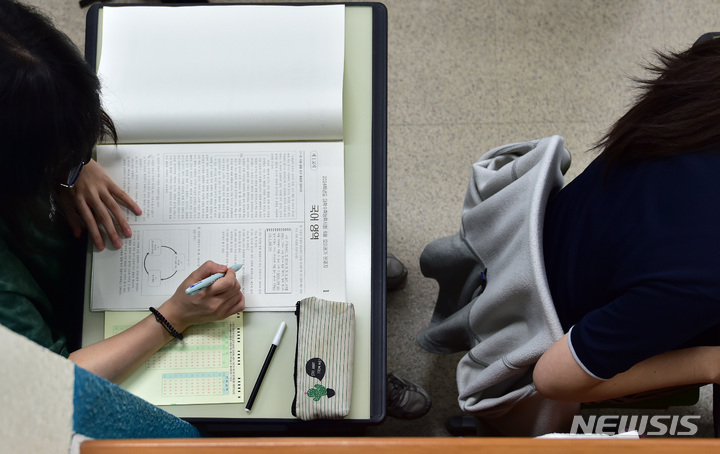 [대구=뉴시스] 이무열 기자 = 2024학년도 대학수학능력시험 6월 모의평가가 실시된 1일 오전 대구 중구 경북여자고등학교에서 3학년 학생들이 시험을 보고 있다. 2023.06.01. lmy@newsis.com