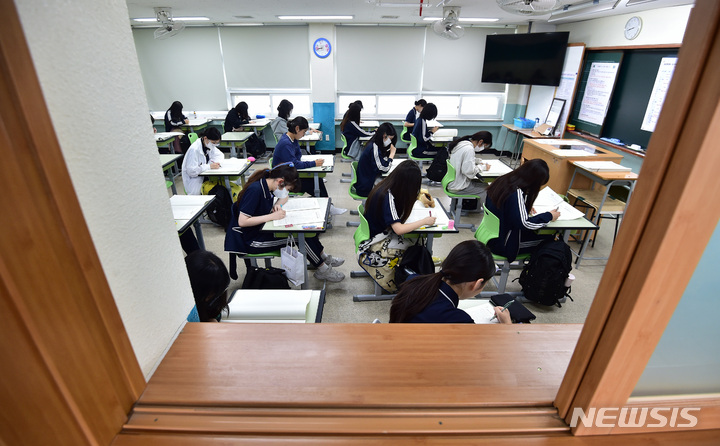 [대구=뉴시스] 이무열 기자 = 2024학년도 대학수학능력시험 6월 모의평가가 실시된 1일 오전 대구 중구 경북여자고등학교에서 3학년 학생들이 시험을 보고 있다. 2023.06.01. lmy@newsis.com
