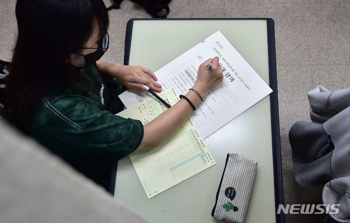 [대구=뉴시스] 이무열 기자 = 2024학년도 대학수학능력시험 6월 모의평가가 실시된 1일 오전 대구 중구 경북여자고등학교에서 3학년 학생들이 시험을 보고 있다. 2023.06.01. lmy@newsis.com