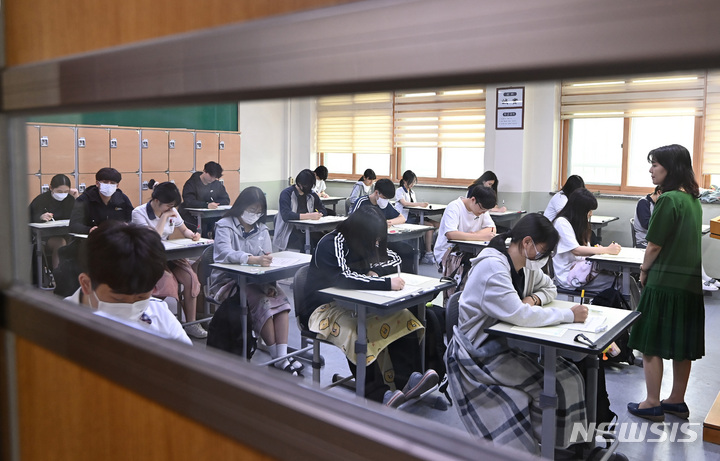 [수원=뉴시스] 김종택 기자 = 2024학년도 대학수학능력시험 6월 모의평가가 실시된 1일 오전 경기도 수원시 효원고등학교에서 고3학생들이 시험을 보고 있다. 2023.06.01. jtk@newsis.com