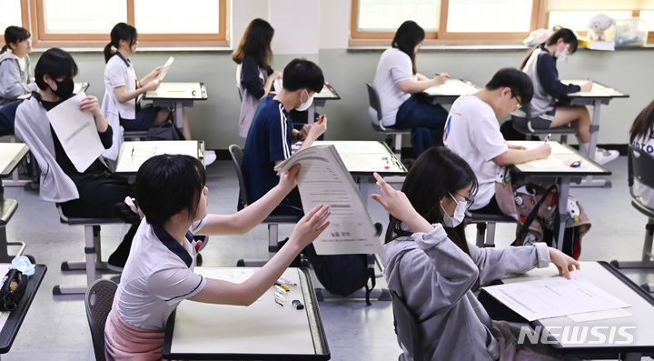 [수원=뉴시스] 김종택 기자 = 2024학년도 대학수학능력시험 6월 모의평가가 실시된 1일 오전 경기도 수원시 효원고등학교에서 고3학생들이 시험지를 배부하고 있다. 2023.06.01. jtk@newsis.com