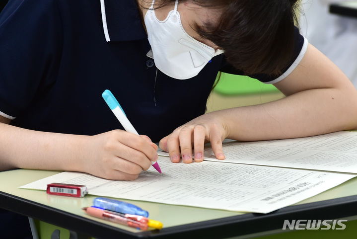 [대구=뉴시스] 이무열 기자 = 2024학년도 대학수학능력시험 6월 모의평가가 실시된 1일 오전 대구 중구 경북여자고등학교에서 3학년 학생이 시험을 보고 있다. 2023.06.01. lmy@newsis.com