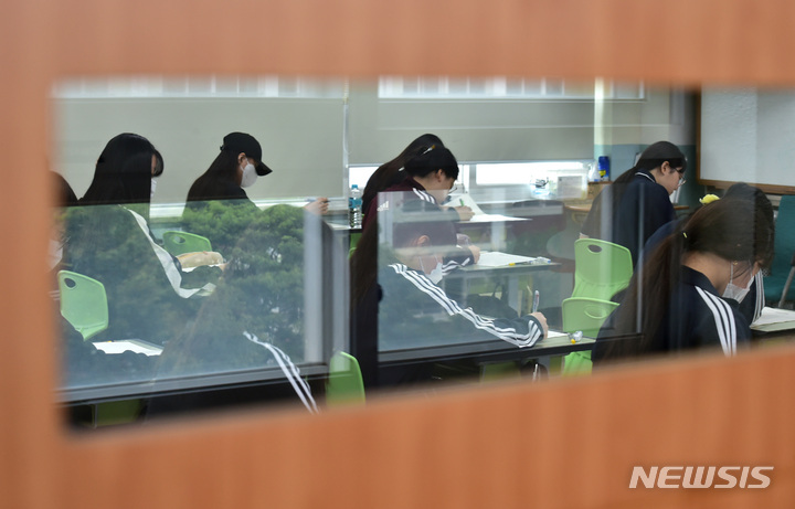 [대구=뉴시스] 이무열 기자 = 2024학년도 대학수학능력시험 6월 모의평가가 실시된 1일 오전 대구 중구 경북여자고등학교에서 3학년 학생들이 시험을 보고 있다. 2023.06.01. lmy@newsis.com