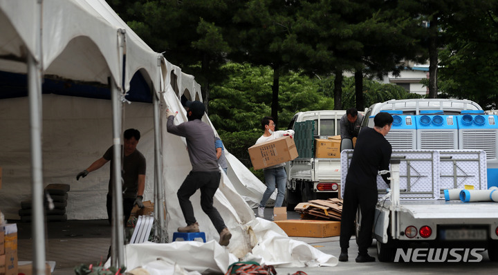 [서울=뉴시스] 김선웅 기자 = 코로나19 확진자 격리·마스크 착용 의무가 해제된 1일 서울 광진구 광진광장에 설치돼 지난 31일 운영이 종료된 코로나19 임시선별검사소 철거 작업이 진행되고 있다. 광진구는 검사공백의 최소화를 위해 광진구보건소 선별진료소는 주말과 공휴일을 포함해 매일 오전 9시부터 오후 6시(12시~1시 소독으로 미운영)까지 확대 운영한다고 밝혔다. 2023.06.01. mangusta@newsis.com