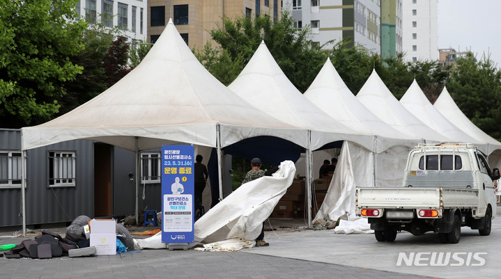 [서울=뉴시스] 김선웅 기자 =20일 업계에 따르면 코로나19 위기 단계가 경계로 하향되면서 실적 악화를 피하지 못하고 있다. 코로나19 확진자 격리·마스크 착용 의무가 해제된 지난 1일 서울 광진구 광진광장에 설치된코로나19 임시선별검사소 철거 작업이 진행되고 있다. (해당 사진은 기사와 직접 관련이 없습니다.) 2023.06.20. mangusta@newsis.com