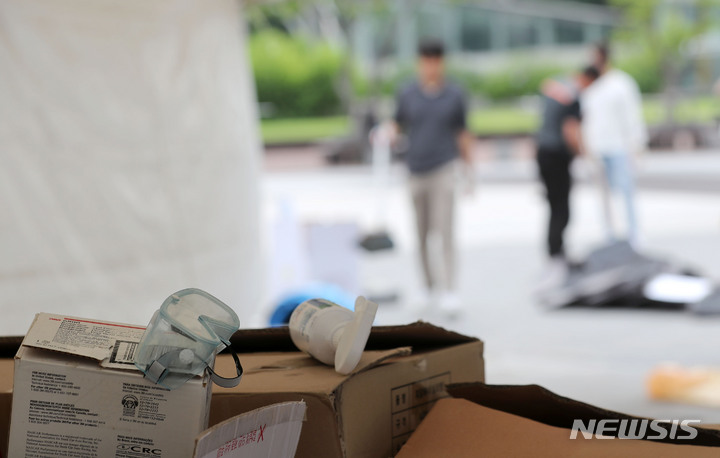 [서울=뉴시스] 김선웅 기자 = 코로나19 확진자 격리·마스크 착용 의무가 해제된 1일 서울 광진구 광진광장에 설치돼 지난 31일 운영이 종료된 코로나19 임시선별검사소 철거 작업이 진행되고 있다. 광진구는 검사공백의 최소화를 위해 광진구보건소 선별진료소는 주말과 공휴일을 포함해 매일 오전 9시부터 오후 6시(12시~1시 소독으로 미운영)까지 확대 운영한다고 밝혔다. 2023.06.01. mangusta@newsis.com