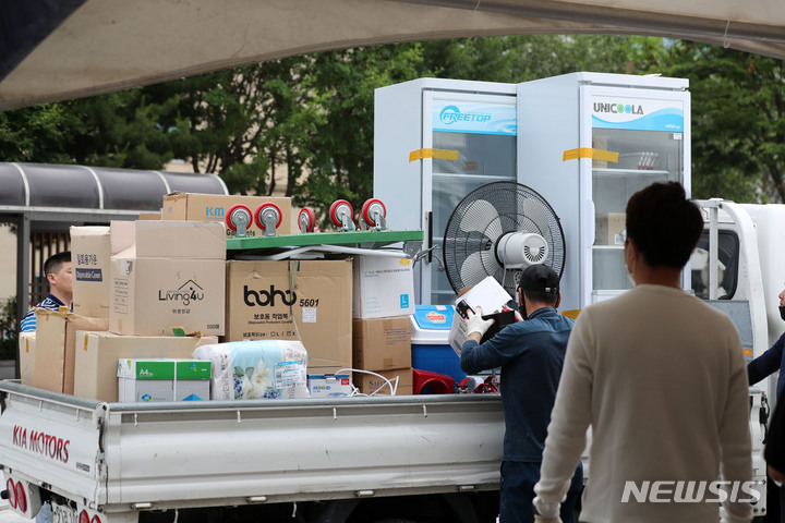 [서울=뉴시스] 김선웅 기자 = 코로나19 확진자 격리·마스크 착용 의무가 해제된 1일 서울 광진구 광진광장에 설치돼 지난 31일 운영이 종료된 코로나19 임시선별검사소 철거 작업이 진행되고 있다. 광진구는 검사공백의 최소화를 위해 광진구보건소 선별진료소는 주말과 공휴일을 포함해 매일 오전 9시부터 오후 6시(12시~1시 소독으로 미운영)까지 확대 운영한다고 밝혔다. 2023.06.01. mangusta@newsis.com