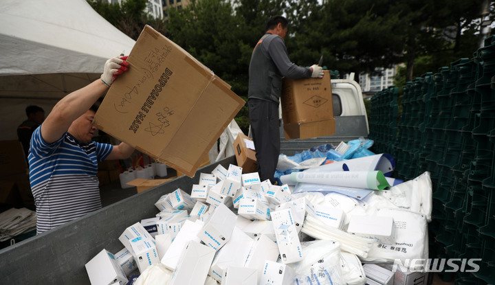 [서울=뉴시스] 김선웅 기자 = 코로나19 확진자 격리·마스크 착용 의무가 해제된 1일 서울 광진구 광진광장에 설치돼 지난 31일 운영이 종료된 코로나19 임시선별검사소 철거 작업이 진행되고 있다. 광진구는 검사공백의 최소화를 위해 광진구보건소 선별진료소는 주말과 공휴일을 포함해 매일 오전 9시부터 오후 6시(12시~1시 소독으로 미운영)까지 확대 운영한다고 밝혔다. 2023.06.01. mangusta@newsis.com