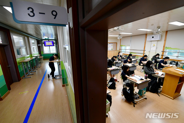 [광주=뉴시스] 이영주 기자 = 광주 북구 경신여고에서 재학생들이 공부하고 있다. 2023.06.01. leeyj2578@newsis.com