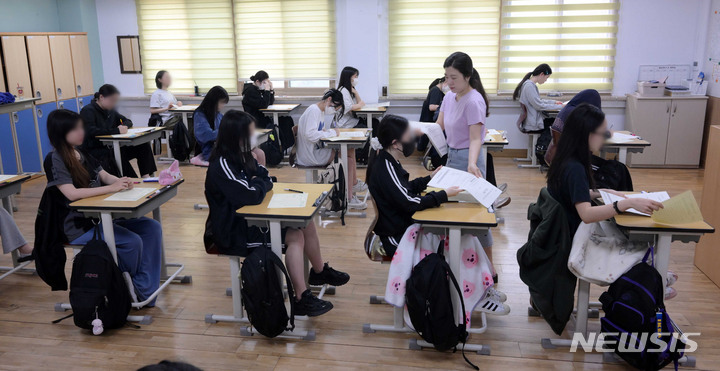 [서울=뉴시스] 사진공동취재단 = 2024학년도 대학수학능력시험 6월 모의평가가 치러진 1일 서울 영등포구 여의도여고에서 3학년 학생들이 시험을 준비하고 있다. 2023.06.01. photo@newsis.com