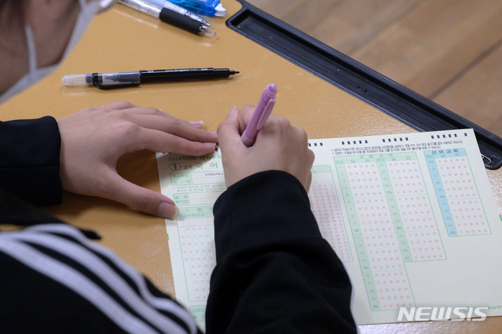 [서울=뉴시스] 사진공동취재단 = 2024학년도 대학수학능력시험 6월 모의평가가 치러진 1일 서울 영등포구 여의도여고에서 3학년 학생들이 시험을 준비하고 있다. 2023.06.01. photo@newsis.com